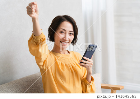 スマートフォンを操作する女性　ライフスタイルイメージ 141645365