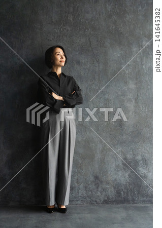 ポージングをするショートヘアの女性 ビューティイメージ ポージングをするショートヘアの女性 ビューティイメージ 141645382