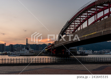 神戸大橋の補修工事と夕景(兵庫県神戸市) 神戸大橋の補修工事と夕景(兵庫県神戸市) 141645535