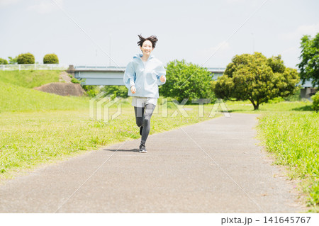ランニングをする若い女性　スポーツイメージ 141645767