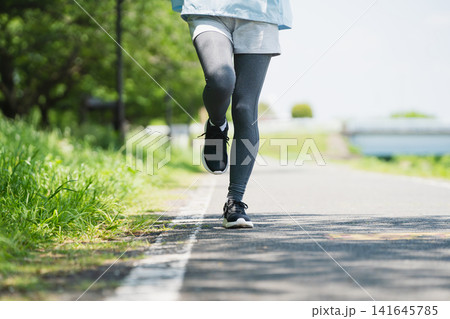 ランニングをする若い女性 スポーツイメージ ランニングをする若い女性 スポーツイメージ 141645785