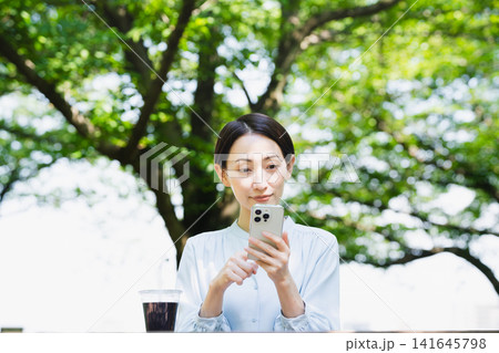 スマートフォンを操作する若い女性　ライフスタイルイメージ 141645798