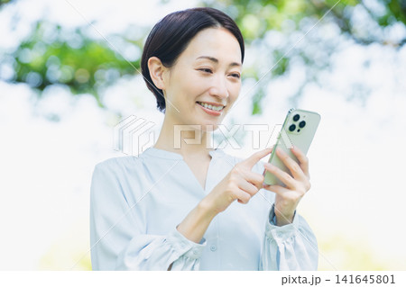 スマートフォンを操作する若い女性　ライフスタイルイメージ 141645801