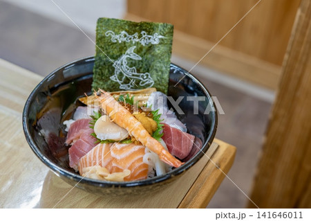 和歌山白浜 とれとれ市場 特上海鮮丼 141646011