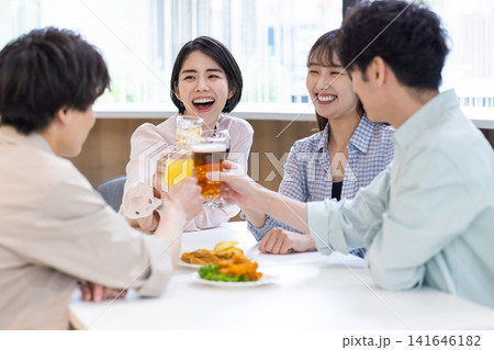 飲み会　色々な飲み物で乾杯している男女 141646182