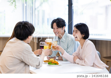 飲み会 色々な飲み物で乾杯している男女 飲み会 色々な飲み物で乾杯している男女 141646188
