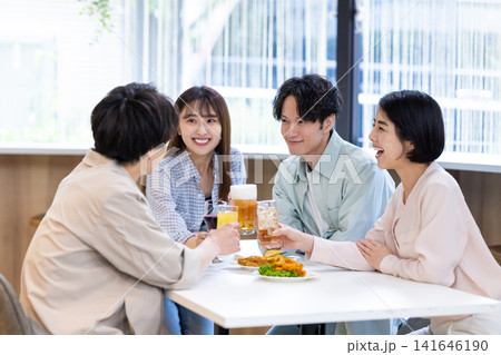 飲み会 色々な飲み物で乾杯している男女 飲み会 色々な飲み物で乾杯している男女 141646190