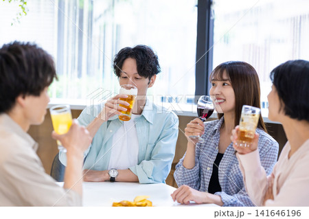 飲み会 色々な飲み物で乾杯している男女 飲み会 色々な飲み物で乾杯している男女 141646196