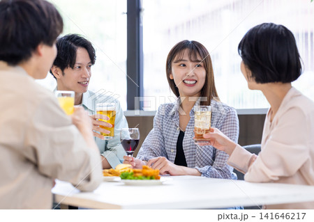 飲み会 色々な飲み物で乾杯している男女 飲み会 色々な飲み物で乾杯している男女 141646217