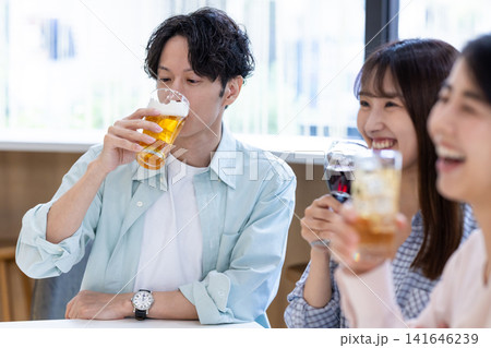 飲み会 ビールを飲んでいる男性 飲み会 ビールを飲んでいる男性 141646239