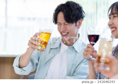 飲み会 ビールを飲んでいる男性 飲み会 ビールを飲んでいる男性 141646243