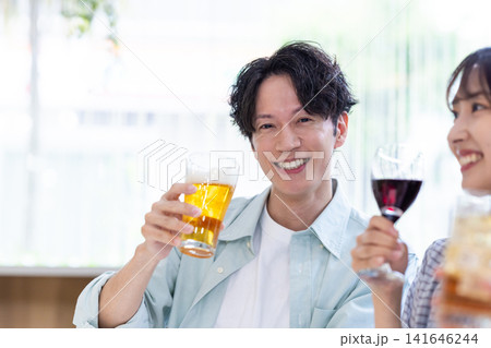 飲み会 ビールを飲んでいる男性 飲み会 ビールを飲んでいる男性 141646244