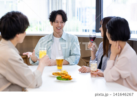 飲み会　飲み物を飲みながら談笑する男女 141646267