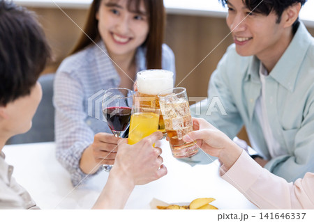 飲み会 色々な飲み物で乾杯している手元 飲み会 色々な飲み物で乾杯している手元 141646337