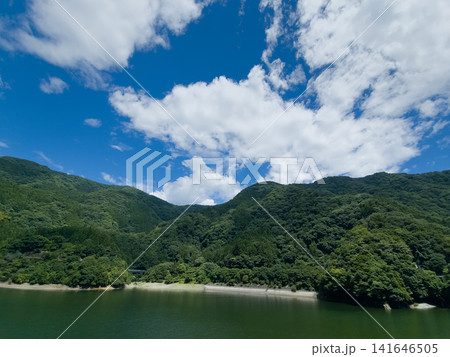 丹沢湖で撮影した夏の青空と湖 丹沢湖で撮影した夏の青空と湖 141646505