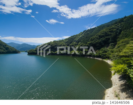 丹沢湖で撮影した夏の青空と湖 丹沢湖で撮影した夏の青空と湖 141646506