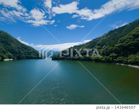 丹沢湖で撮影した夏の青空と湖 丹沢湖で撮影した夏の青空と湖 141646507
