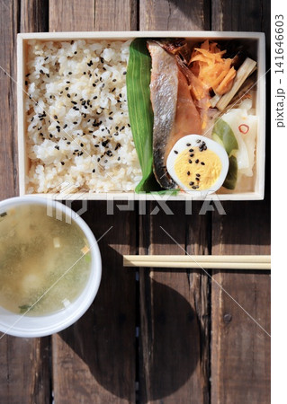 鮭の西京焼きと玄米入りご飯の体に優しい発酵食の無添加弁当 鮭の西京焼きと玄米入りご飯の体に優しい発酵食の無添加弁当 141646603