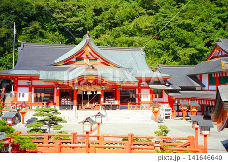 太皷谷稲成神社 朱塗りの華やかな社殿と青空 日本五大稲荷 津和野の観光名所 太皷谷稲成神社 朱塗りの華やかな社殿と青空 日本五大稲荷 津和野の観光名所 141646640