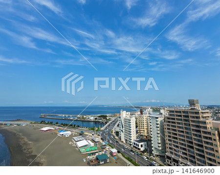 江の島の海岸から撮影した砂浜と湘南の海沿いの街並み 江の島の海岸から撮影した砂浜と湘南の海沿いの街並み 141646900