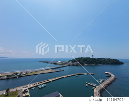 鵠沼海岸から撮影した江ノ島と漁港 鵠沼海岸から撮影した江ノ島と漁港 141647024