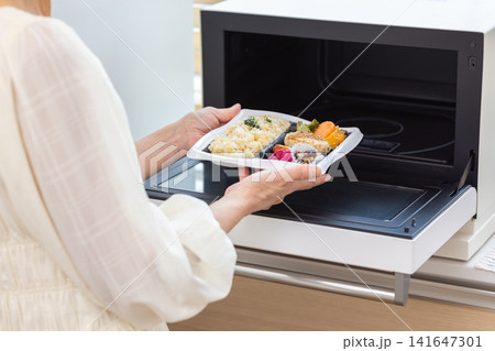 食事 自宅でお弁当を温めるシニア女性 食事 自宅でお弁当を温めるシニア女性 141647301