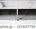 掃除前の汚れたエアコン 141647790