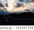 空に伸びる天使のはしごと朝焼けの空 141647794