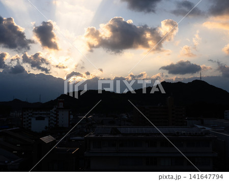 空に伸びる天使のはしごと朝焼けの空 141647794