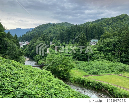ふれあい橋からの佐梨川の美しい渓谷 141647928