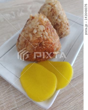 香ばしく焼き上がった醤油香る焼きおにぎりと黄色いたくあ 香ばしく焼き上がった醤油香る焼きおにぎりと黄色いたくあ 141648076