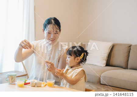 部屋の中で遊ぶ親子・子育てイメージ 部屋の中で遊ぶ親子・子育てイメージ 141648115