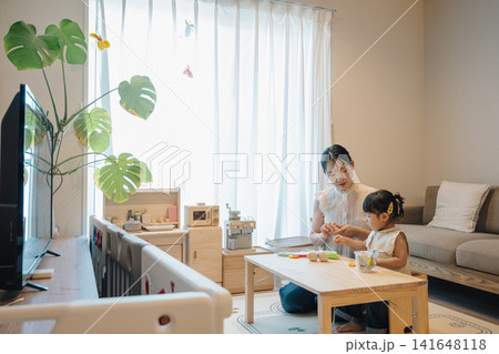 部屋の中で遊ぶ親子・子育てイメージ 部屋の中で遊ぶ親子・子育てイメージ 141648118