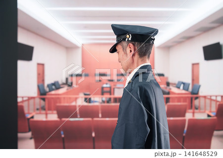 裁判所で働く刑務官の中年男性 裁判所で働く刑務官の中年男性 141648529