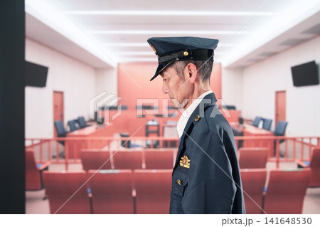 裁判所で働く刑務官の中年男性 裁判所で働く刑務官の中年男性 141648530