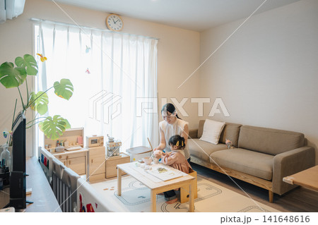 部屋の中で遊ぶ親子・子育てイメージ 141648616
