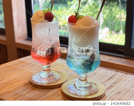 ピンクと水色のフロート 夏 ピンクと水色のフロート 夏 141648682