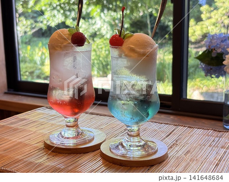 ピンクと水色のフロート 夏 ピンクと水色のフロート 夏 141648684