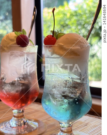 ピンクと水色のフロート 夏 ピンクと水色のフロート 夏 141648694