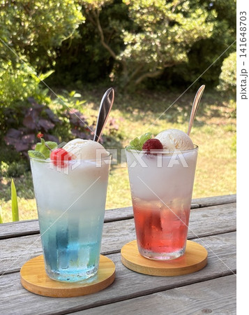 ピンクと水色のフロート 夏 ピンクと水色のフロート 夏 141648703