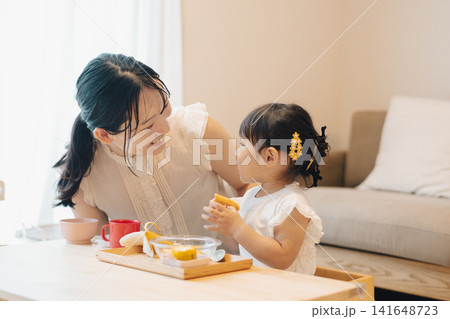 食事をする女の子 食事をする女の子 141648723