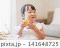 食事をする女の子 141648725