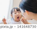 歯間ブラシを使う女の子 141648730