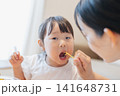 歯間ブラシを使う女の子 141648731