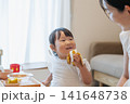 食事をする女の子 141648738