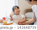 食事をする女の子 141648739