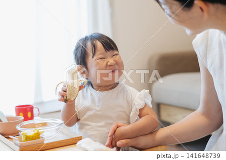 食事をする女の子 食事をする女の子 141648739