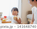 食事をする女の子 141648740