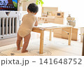 つかまり立ちをする男の子 141648752