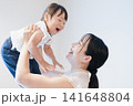 赤ちゃんと遊ぶお母さん 141648804